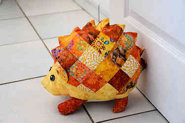 <br>Voila un joli petit herisson en patchwork  pour caler les portes.<br><br>